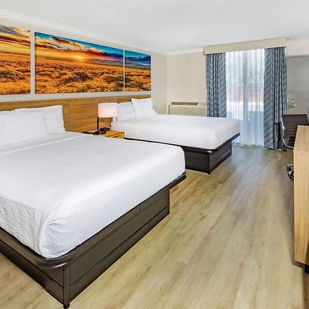 Days Inn By Wyndham Del Rio Exterior photo