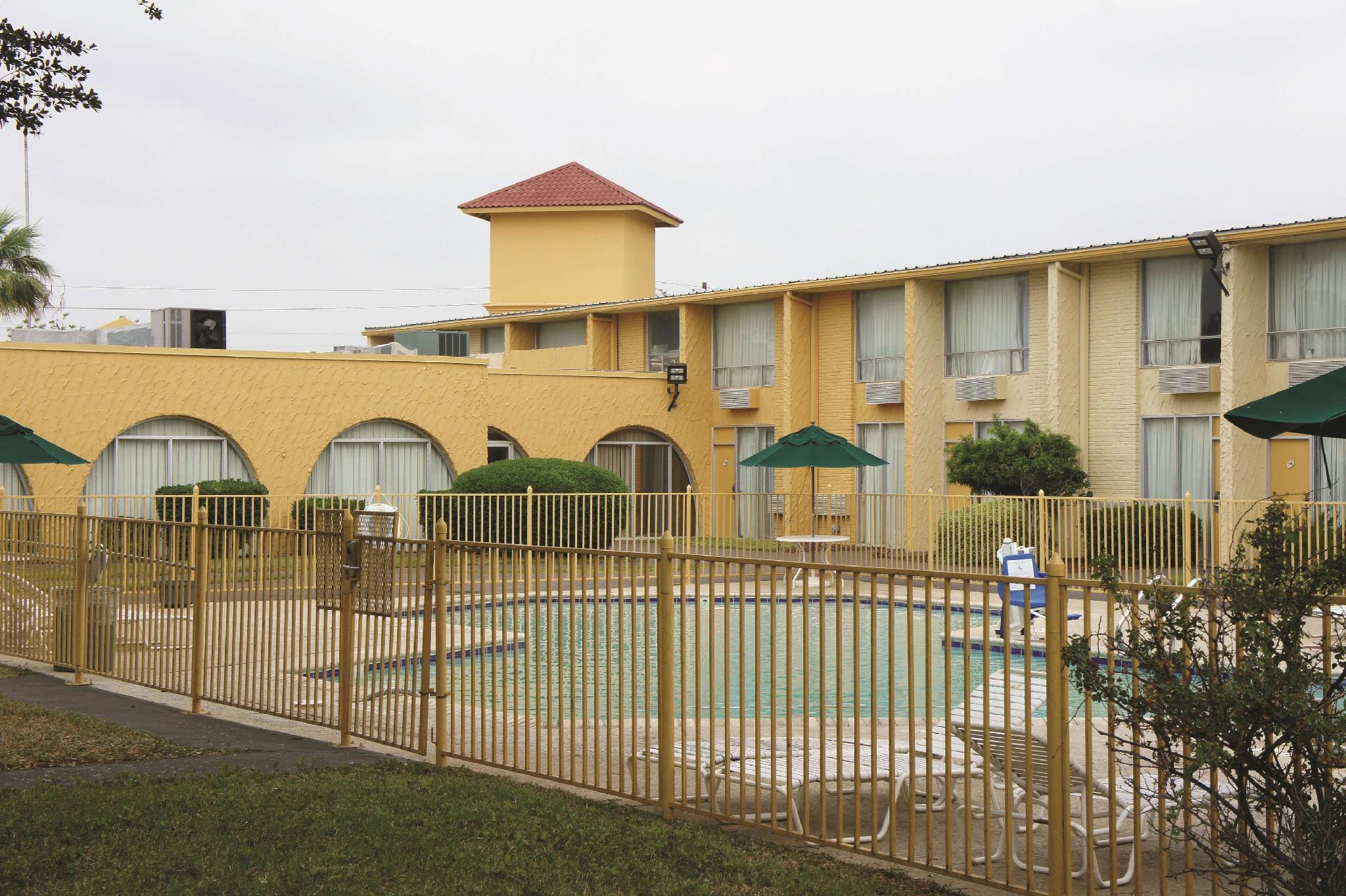 Days Inn By Wyndham Del Rio Exterior photo
