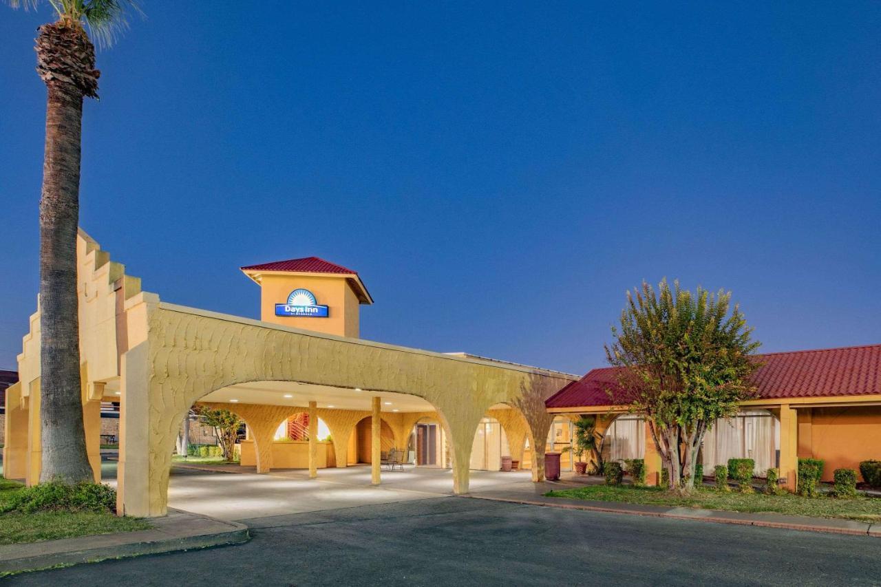 Days Inn By Wyndham Del Rio Exterior photo
